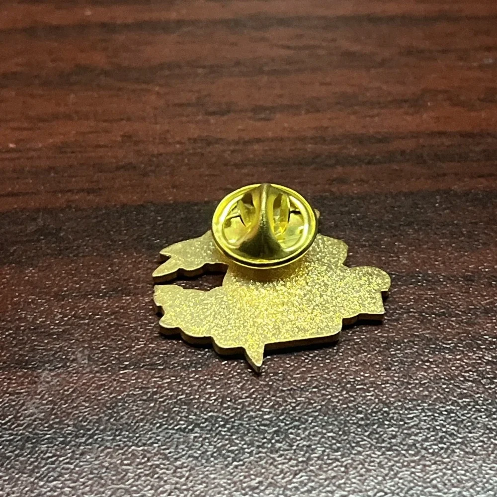 Rainforest Cafe‎ Rio Macaw Parrot Mascot Lapel Hat Pin
